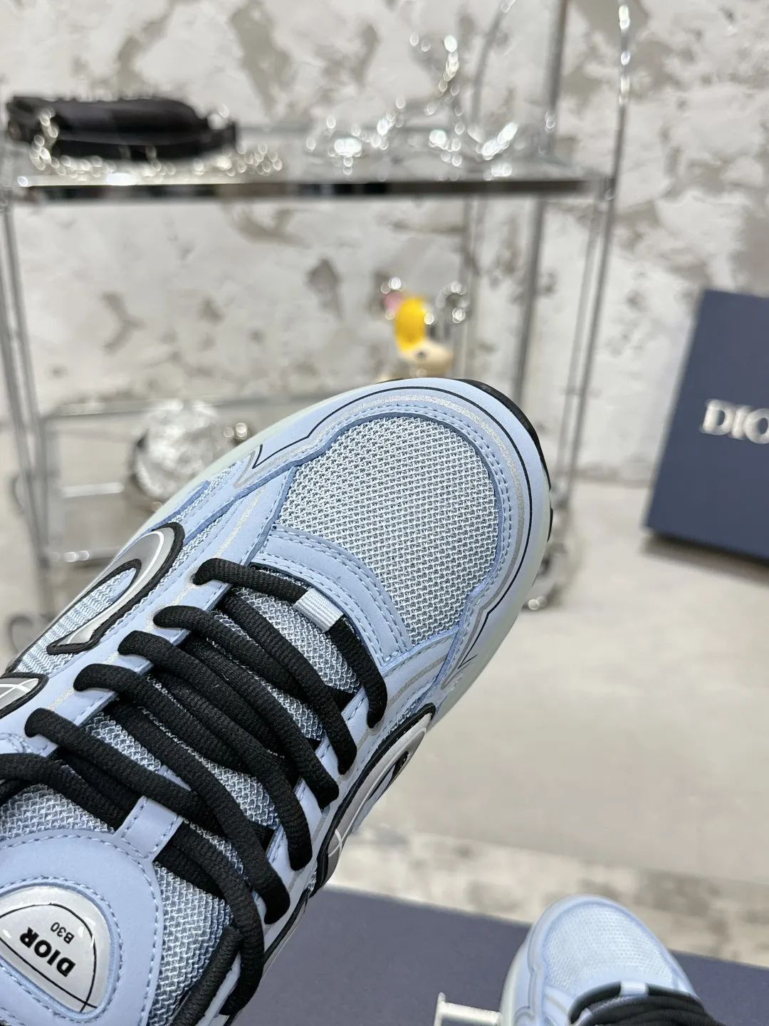 Men's men's shoes 💰600❤️❤️❤️High version Dior Dior's latest color matching B30 series reflective dad sneakers original 17380💰 purchased for development and production Brand new B30 sneakers Dad Shoes style shoes that follow the trend of the retro market The Dior logo on the tongue also indicates that this pair of shoes is the B30 model! B30 uses fine-textured leather and mesh cloth materials to form a shoe body. There are conspicuous letters CD on both sides of the shoe body to indicate identity. Many lines on the shoe body outline details to make the shoes look less monotonous and full of retro flavor. The delivery counter is exquisitely packaged🛍📦 ▪️Fabric: Original customized technical fabric + mesh ▪️Inner lining: Customized breathable lining ▪️Outsole: Original molded IP foam + TPU outsole ▪️Sole thickness: 3.5CM ▪️Size: Women’s size 35-40 / Men’s size 39-46